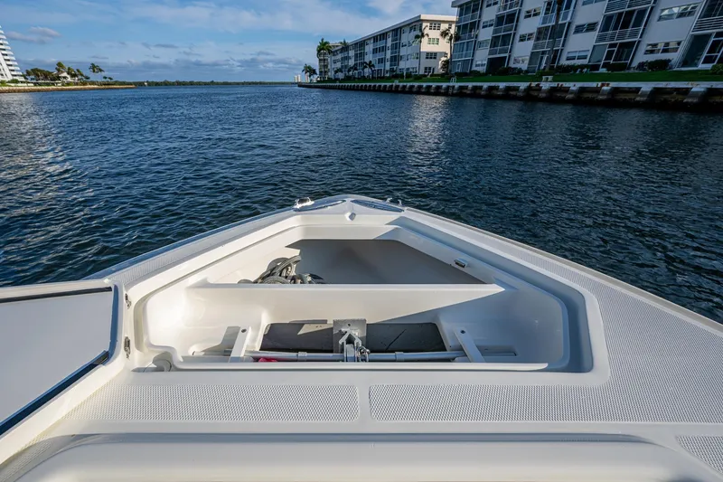 Traveler Yacht Photos Pics SeaVee 320B Traveler -  Bow