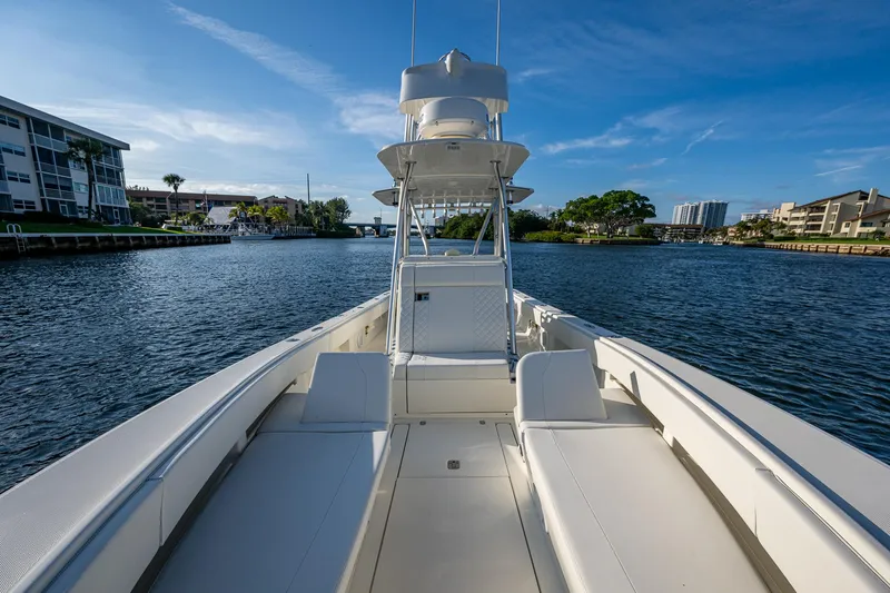 Traveler Yacht Photos Pics SeaVee 320B Traveler - Bow