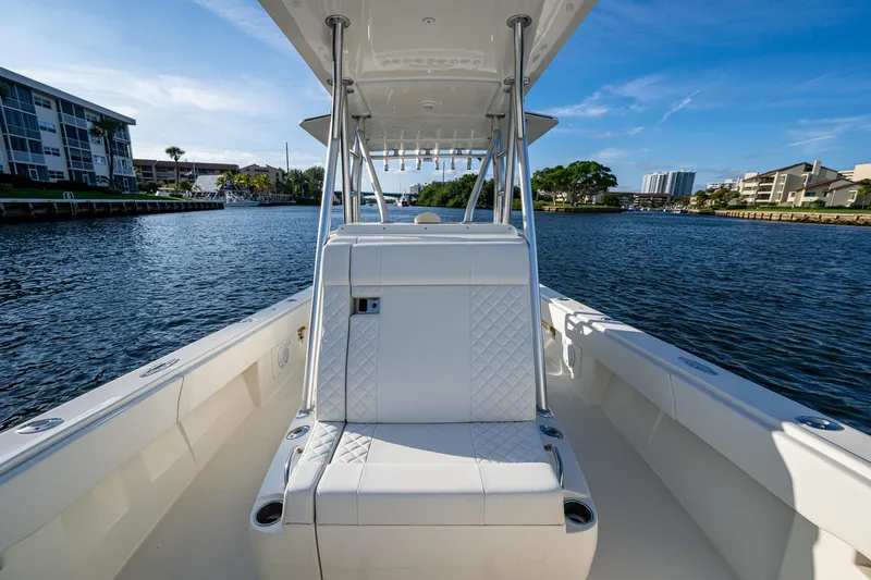 Traveler Yacht Photos Pics SeaVee 320B Traveler - Forward Facing Seat