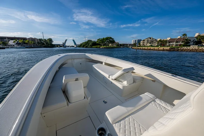 Traveler Yacht Photos Pics SeaVee 320B Traveler - Bow, Forward Seating