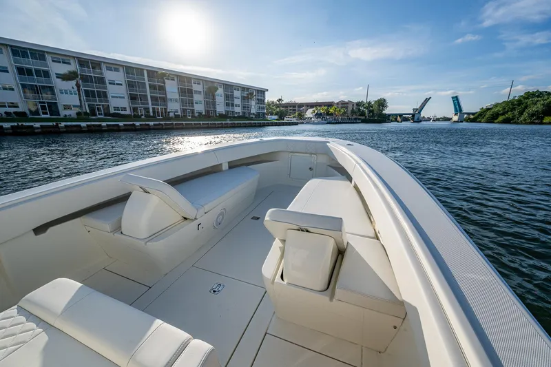 Traveler Yacht Photos Pics SeaVee 320B Traveler - Bow, Forward Seating