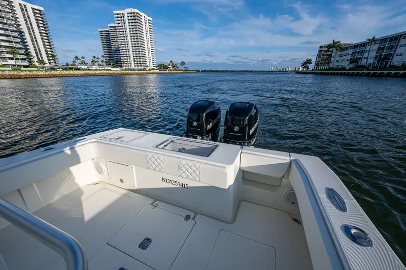 Traveler Yacht Photos Pics SeaVee 320B Traveler - Cockpit