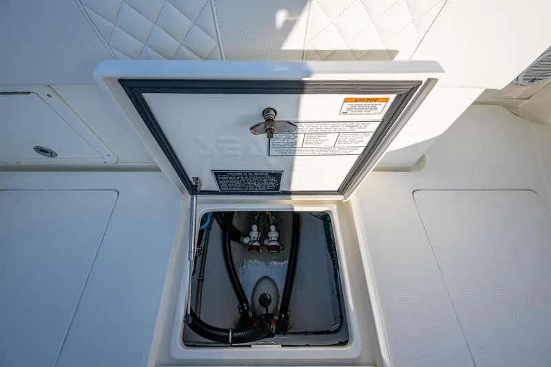 Traveler Yacht Photos Pics SeaVee 320B Traveler - Deck