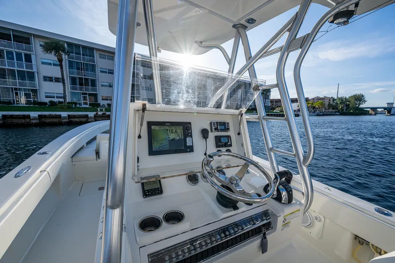 Traveler Yacht Photos Pics SeaVee 320B Traveler - Console