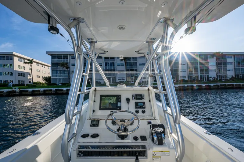 Traveler Yacht Photos Pics SeaVee 320B Traveler - Electronics