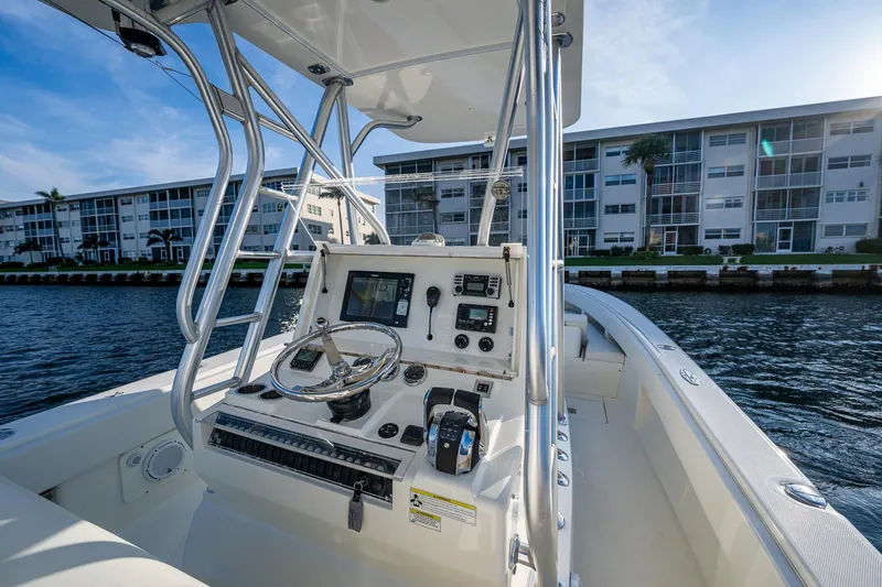 Traveler Yacht Photos Pics SeaVee 320B Traveler - Electronics