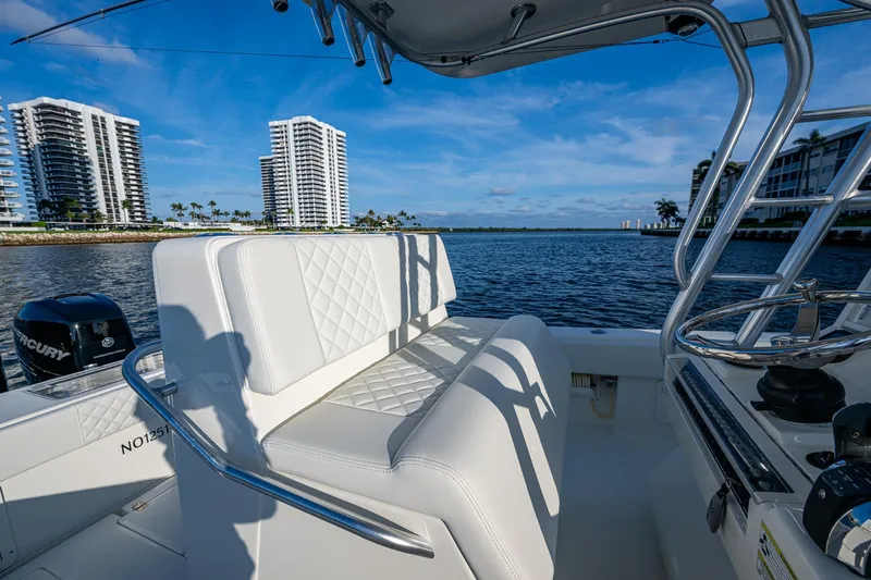 Traveler Yacht Photos Pics SeaVee 320B Traveler - Helm Seat