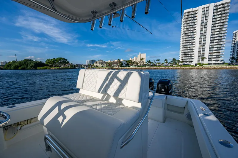 Traveler Yacht Photos Pics SeaVee 320B Traveler - Helm Seat