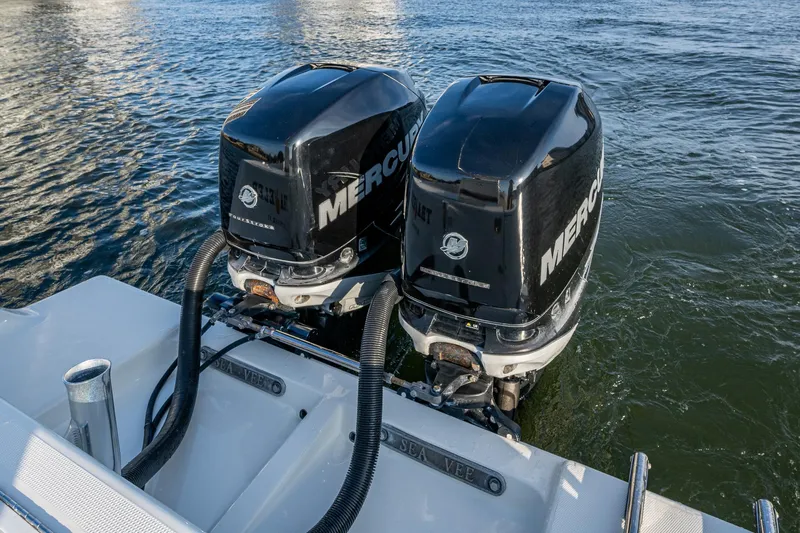 Traveler Yacht Photos Pics SeaVee 320B Traveler - Engines