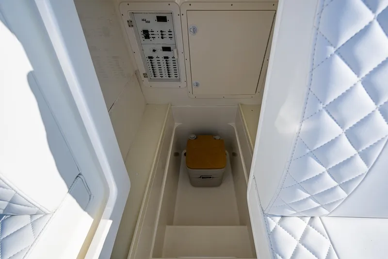 Traveler Yacht Photos Pics SeaVee 320B Traveler - Head