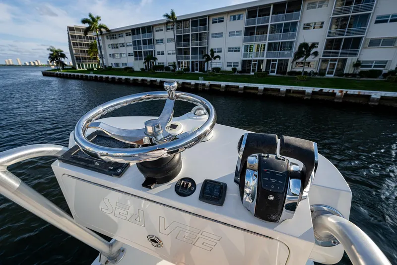 Traveler Yacht Photos Pics SeaVee 320B Traveler - Tower