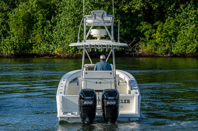 Traveler Yacht Photos Pics SeaVee 320B Traveler - Profile