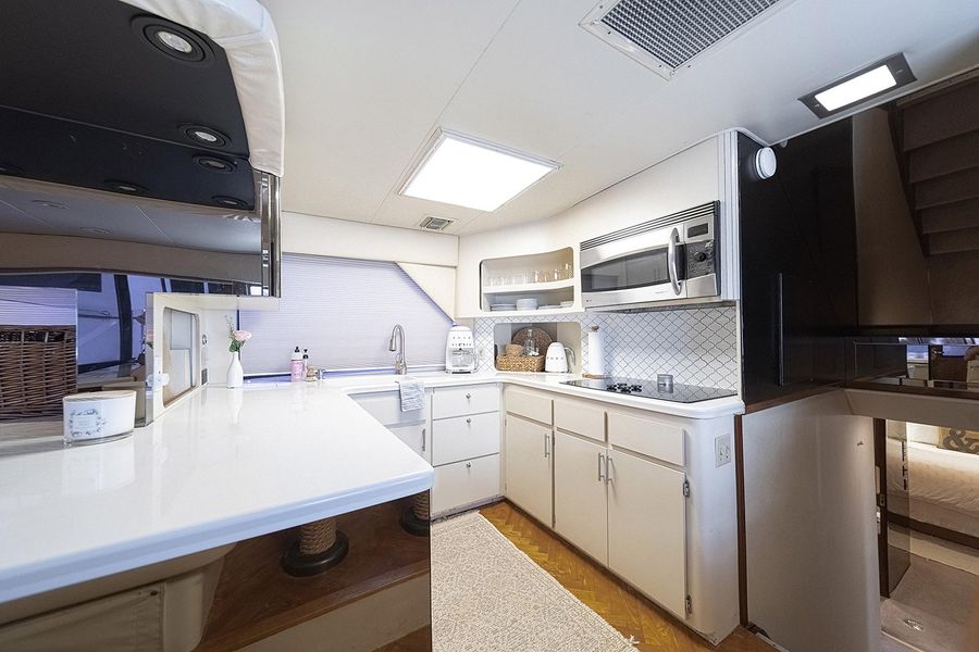1990 Hatteras 65 Enclosed Bridge