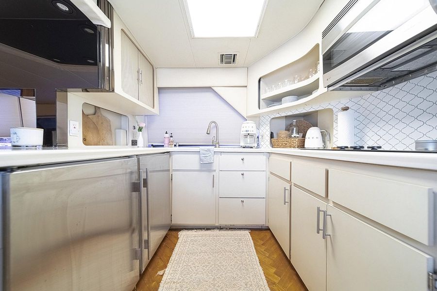 1990 Hatteras 65 Enclosed Bridge
