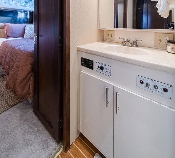 1990 Hatteras 65 Enclosed Bridge