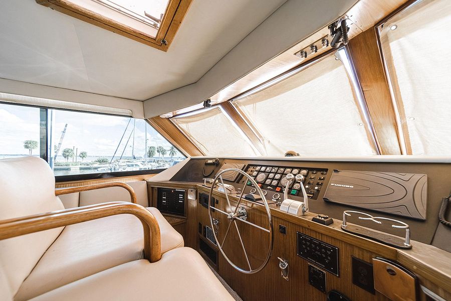1990 Hatteras 65 Enclosed Bridge
