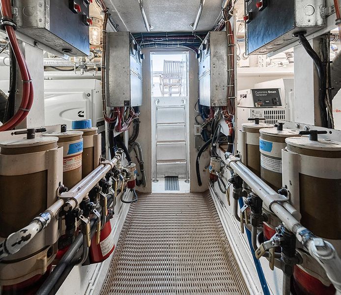 1990 Hatteras 65 Enclosed Bridge