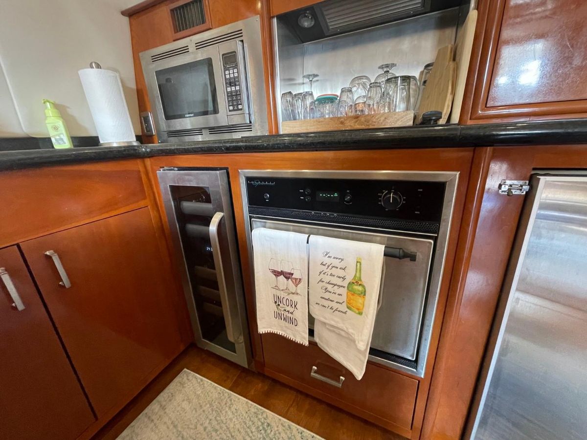 2006 Carver 56 