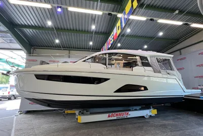 2017 Sealine C330