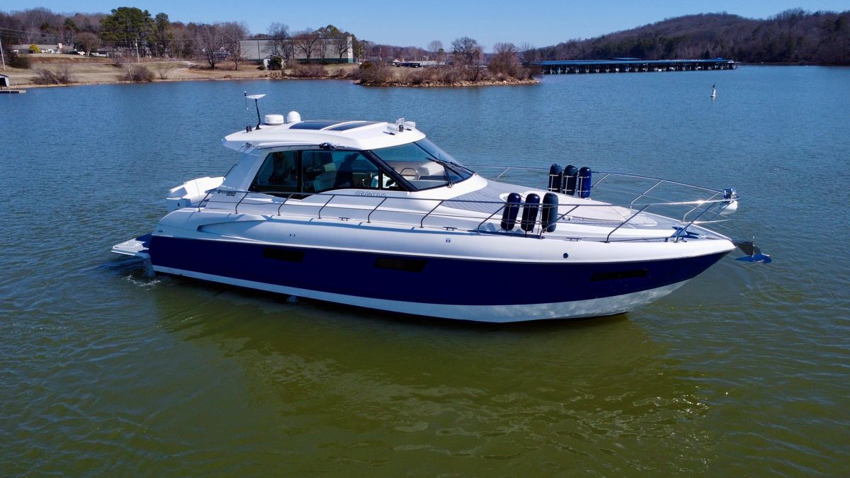 2012 Cruisers Yachts 48 