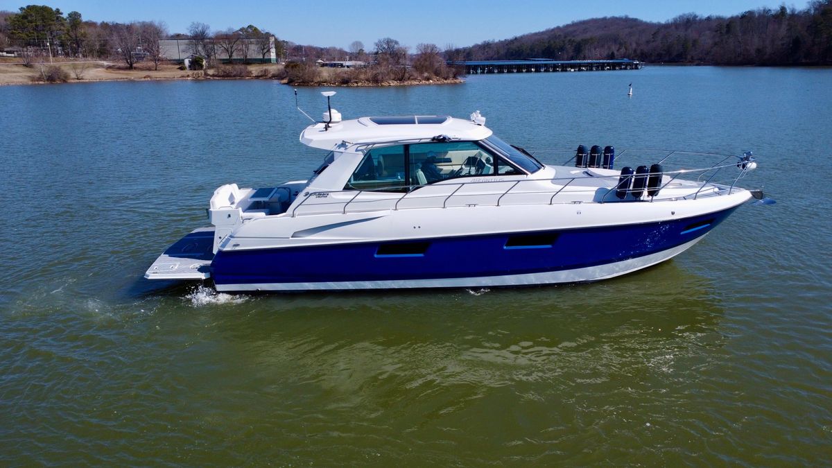 2012 Cruisers Yachts 48 