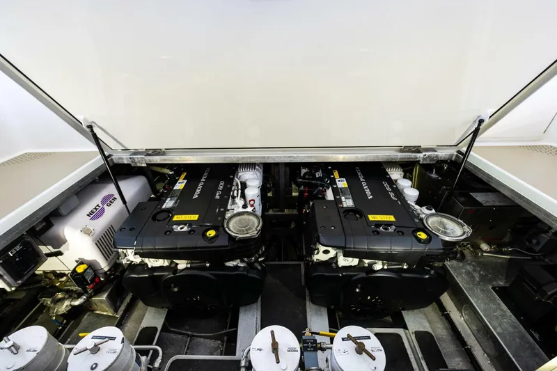 Running Easy Yacht Photos Pics 