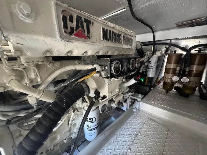 Nana Yacht Photos Pics Engine room of 2000 Ocean Yachts 48 Convertible with CAT Marine Power engine.