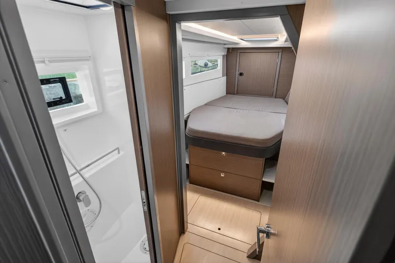  Yacht Photos Pics Interior of 2022 Leopard 45 yacht featuring a cozy bedroom and modern bathroom.