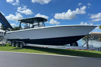 Contender 39 ST Center Console