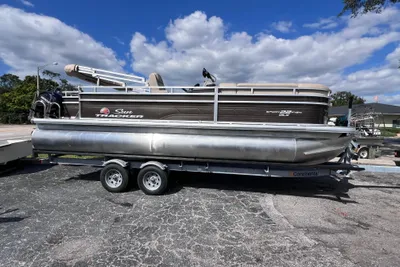 Sun Tracker Party Barge 22 Sport Fish
