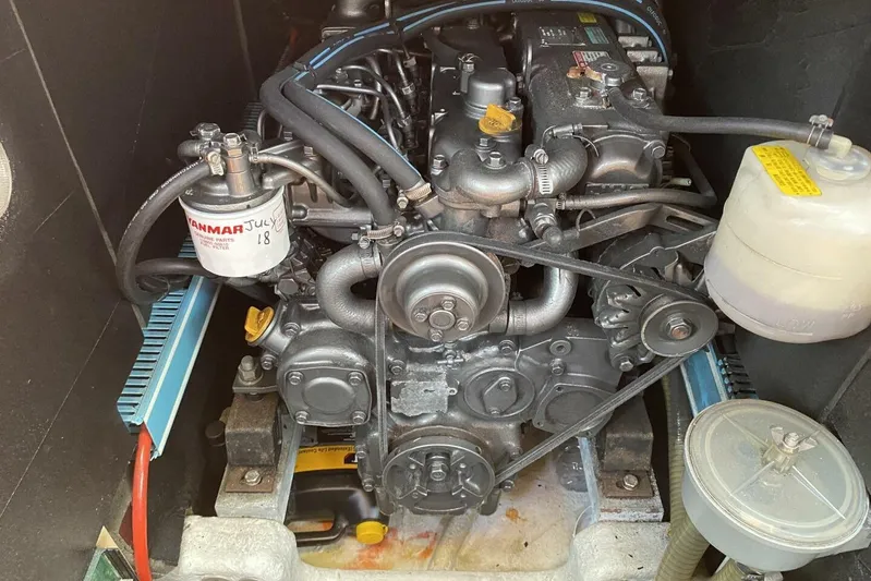 Free Spirits Yacht Photos Pics Engine compartment of a 2000 Jeanneau Sun Odyssey 45.2 sailboat, featuring a Yanmar engine.