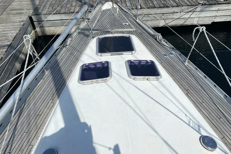 Free Spirits Yacht Photos Pics Deck view of 2000 Jeanneau Sun Odyssey 45.2 sailboat at dock.