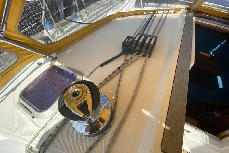 Free Spirits Yacht Photos Pics Jeanneau Sun Odyssey 45.2 sailboat deck with winch and ropes, 2000 model.