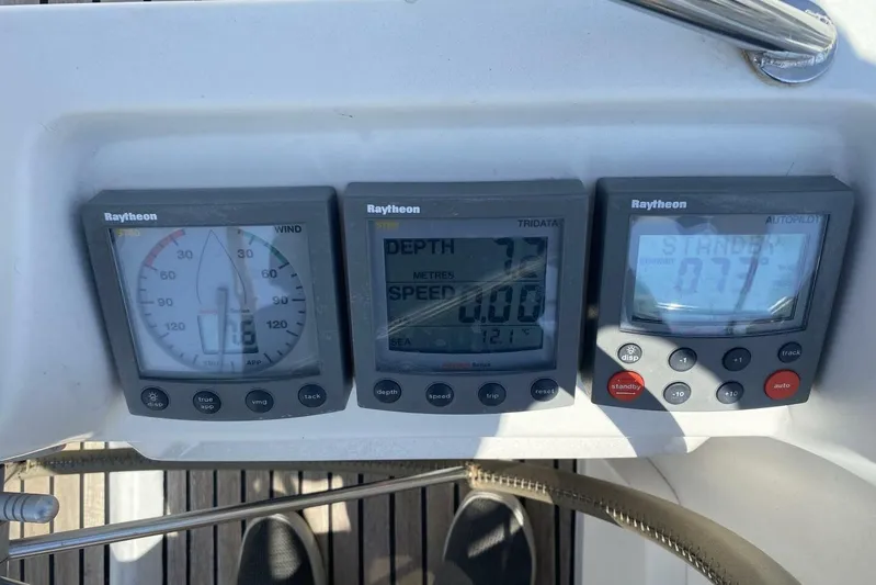 Free Spirits Yacht Photos Pics Raytheon navigation instruments on Jeanneau Sun Odyssey 45.2 yacht, 2000 model.