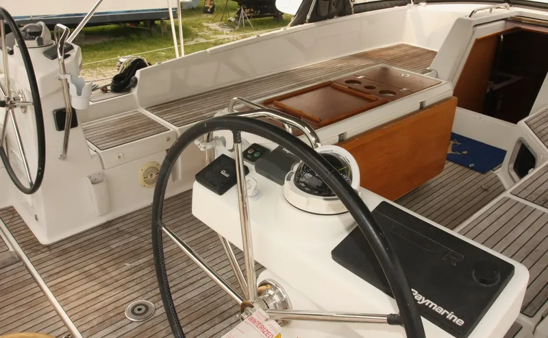 Vincero Yacht Photos Pics 