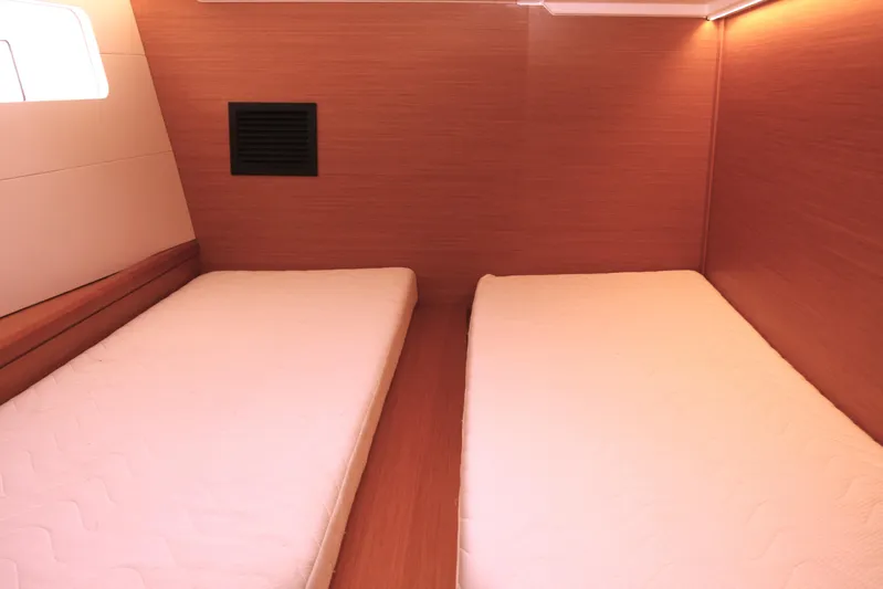 Vincero Yacht Photos Pics 