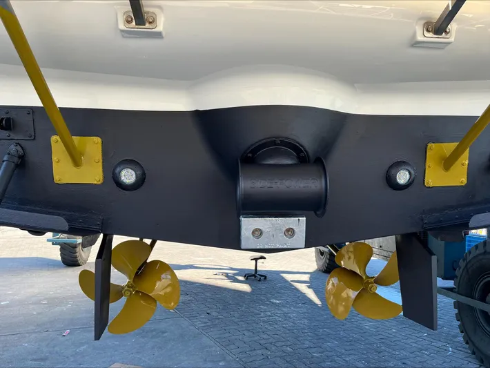 Remembrance Yacht Photos Pics 2006 Meridian 411 Sedan boat stern with dual propellers and Side-Power thruster.