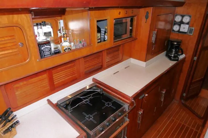 Majestic Yacht Photos Pics Luxurious galley in 2006 Tayana 58 Deck Salon yacht with stove, microwave, and bar area.