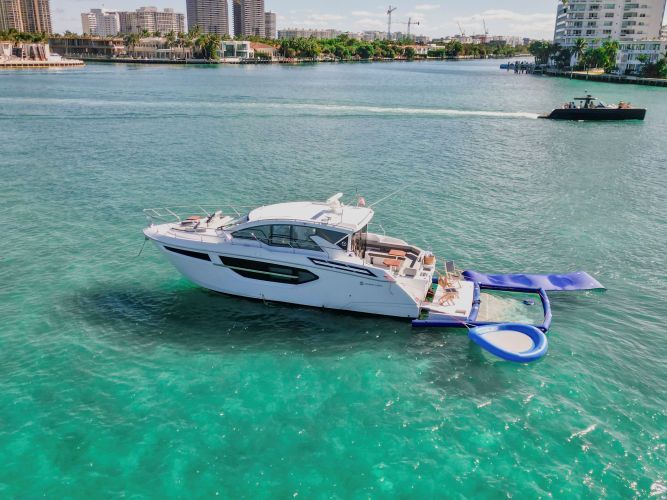 2023 Cruisers Yachts 42 