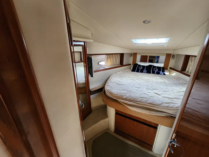  Yacht Photos Pics Interior cabin of 2006 Sea Ray 38 Sundancer yacht with bed and skylight.