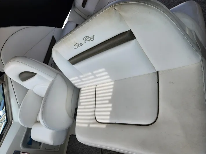  Yacht Photos Pics White leather seating on a 2006 Sea Ray 38 Sundancer boat.
