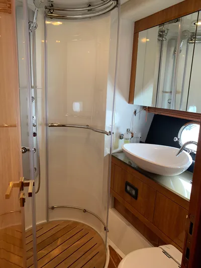 Wind Rock Yacht Photos Pics Fwd head/shower