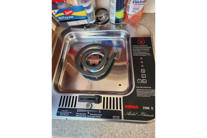 El Falcon Yacht Photos Pics Electric stove on a Contender 35 Express Side Console boat, 2008 model.