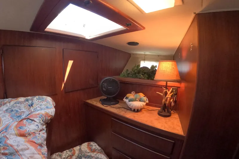 Saint Paul Yacht Photos Pics Cozy cabin interior of 1987 Hatteras 54 Motor Yacht with lamp and decor.
