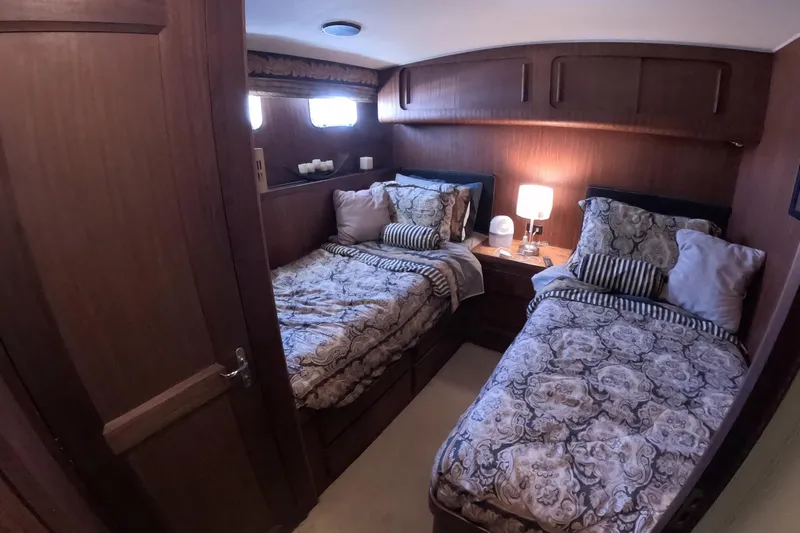 Saint Paul Yacht Photos Pics Interior of 1987 Hatteras 54 Motor Yacht with twin beds and elegant decor.
