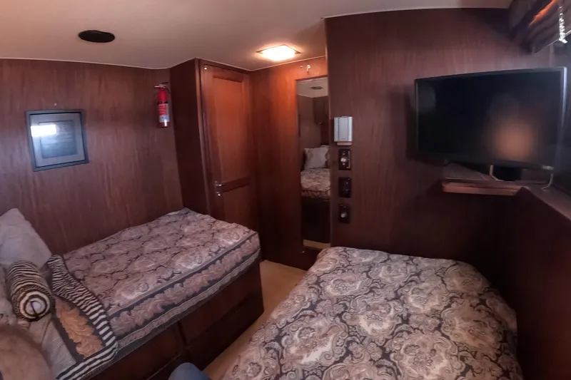Saint Paul Yacht Photos Pics Interior of 1987 Hatteras 54 Motor Yacht with twin beds and TV.