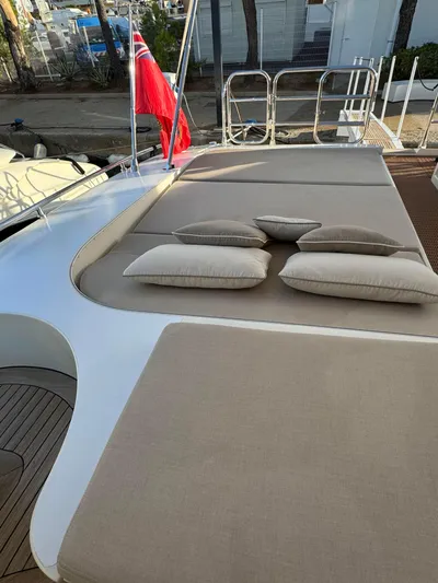 Mazag Yacht Photos Pics Luxury yacht Arno Leopard 27, 2007 model, featuring spacious sunbathing deck with cushions.