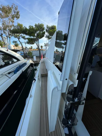 Mazag Yacht Photos Pics Side deck view of 2007 Arno Leopard 27 yacht, featuring sleek design and modern fittings.