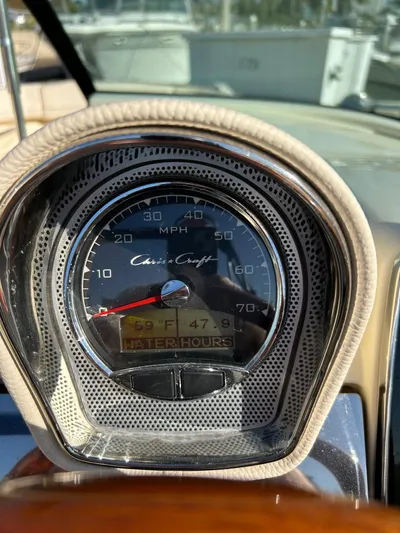  Yacht Photos Pics Close-up of 2020 Chris-Craft 25 Launch GT speedometer, displaying 47.9 water hours.