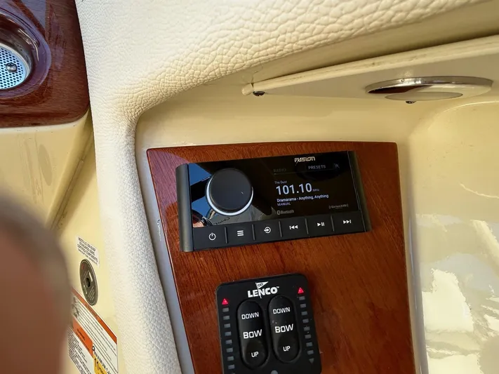  Yacht Photos Pics 2020 Chris-Craft 25 Launch GT dashboard with radio and control panel.